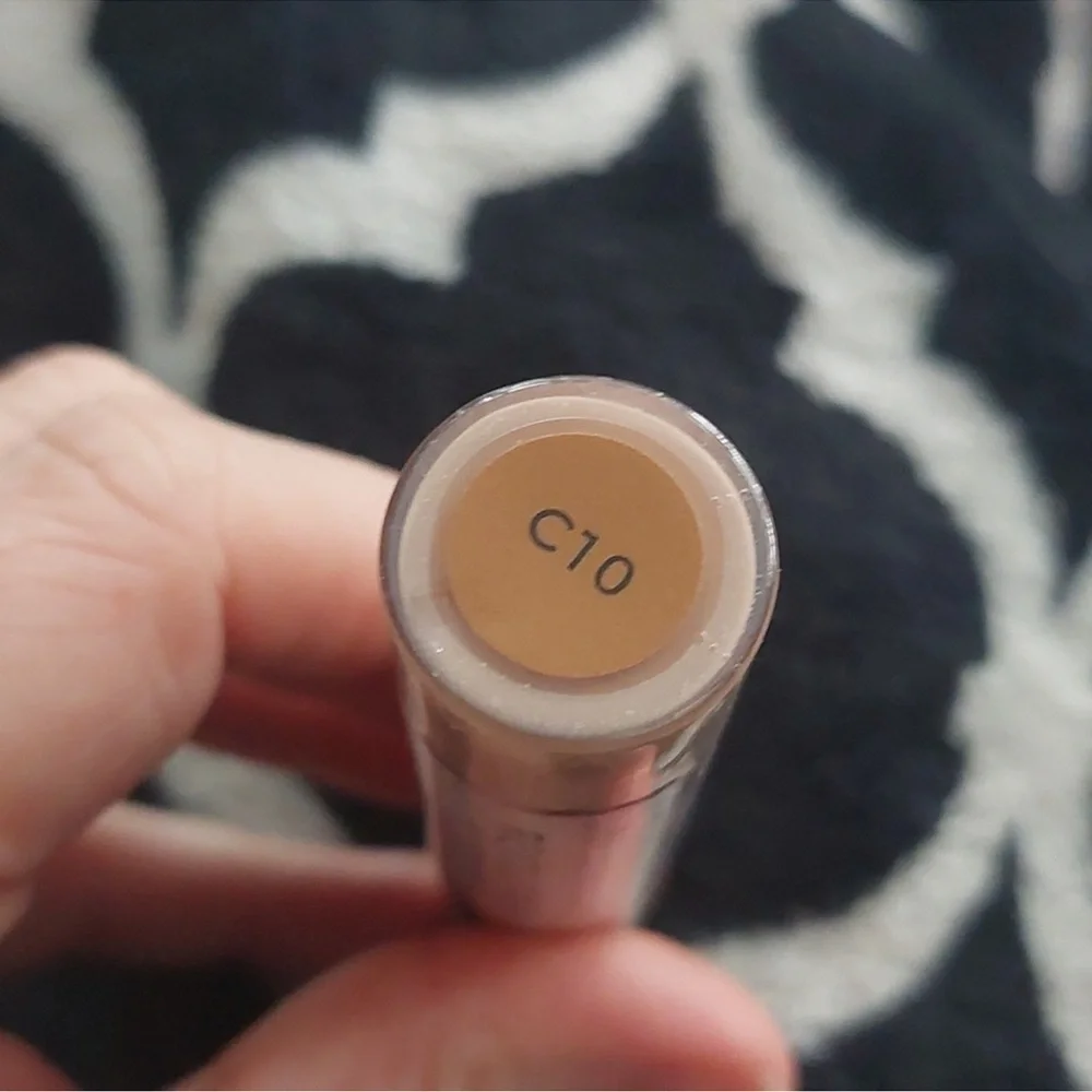 C10 | Revolution Conceal & Hydrate Concealer - Medium/Full Coverage | NWT